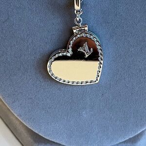 LOUIS VUITTON White gold heart locket